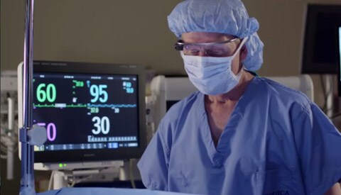 Un anesthésiste active les Google Glass par simple contact.