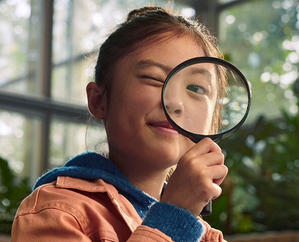 Enfant avec une loupe