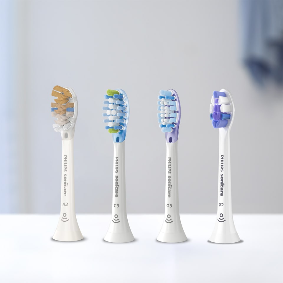 Têtes de brosse Sonicare alignées sur un plan de travail