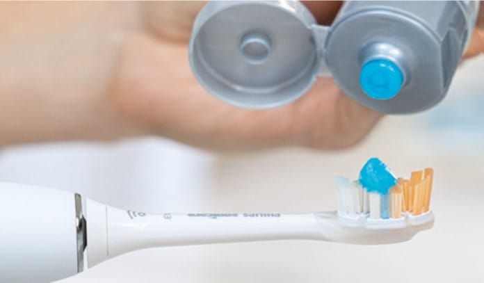 Commencez par  appliquer une noisette  de dentifrice.