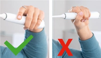 Tenez la brosse &agrave;  dents &agrave; l&rsquo;aide du  bout des doigts avec  une prise l&eacute;g&egrave;re.