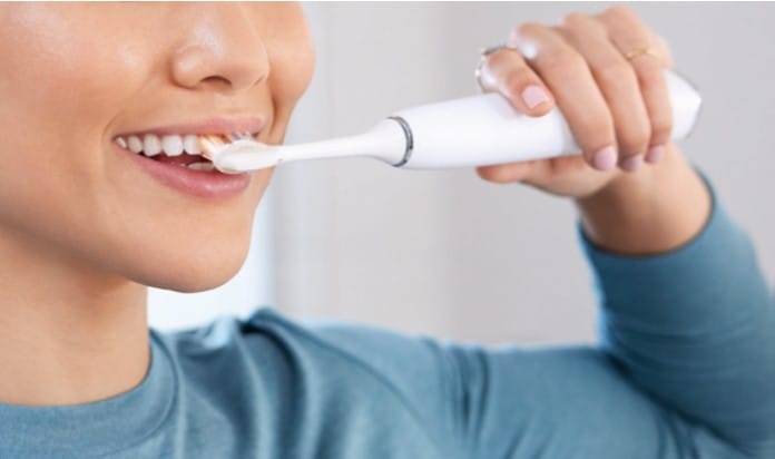 Faites glisser  d&eacute;licatement la brosse  le long de la gencive  en respectant un  angle de 45 degr&eacute;s en  direction de la gencive.