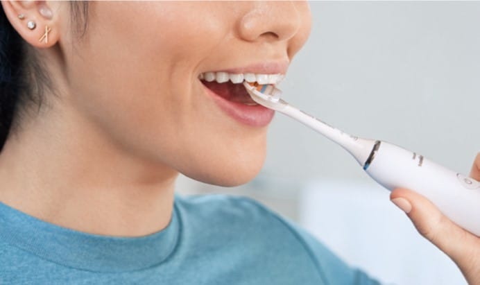 Derri&egrave;re les dents,  inclinez la brosse &agrave;  dents semi-verticalement et effectuez  des mouvements de  brossage verticaux.