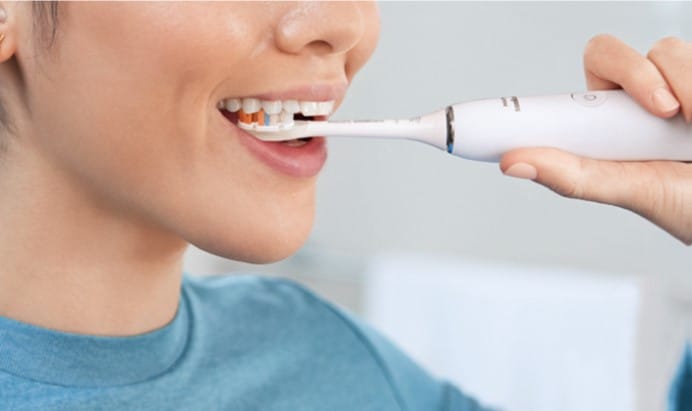 Brossez ensuite les  surfaces de mastication  en maintenant  un mouvement  de glissement.