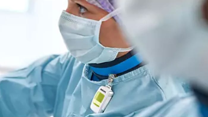 un gros plan d'une personne portant un masque