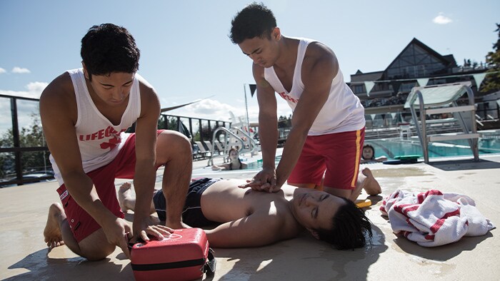 Sauveteurs au bord de la piscine