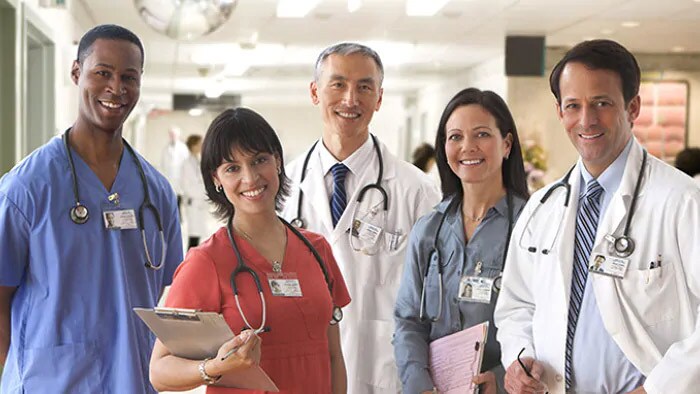 Cinq médecins en tenue médicale