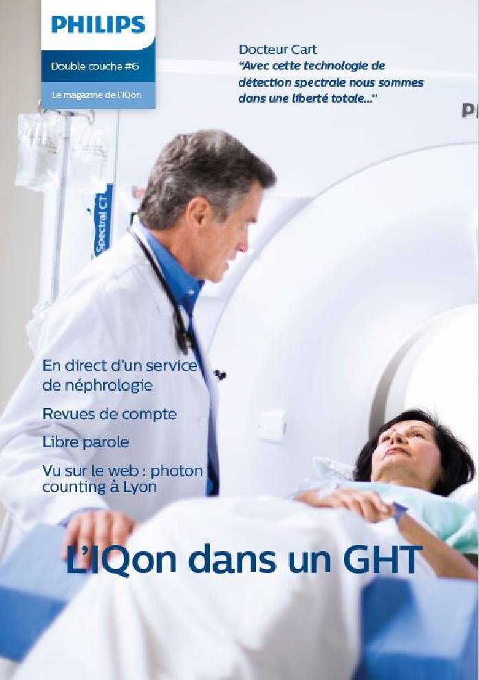 un médecin regardant un patient