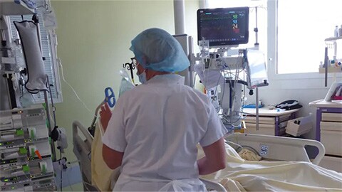 une personne dans une chambre d'hôpital
