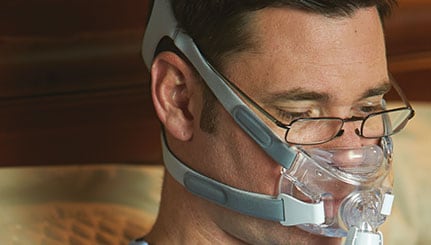 un homme portant un masque cpap