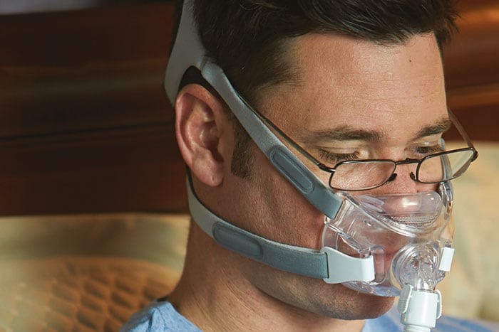 un homme portant un masque à oxygène