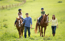 Photo d'une promenade en famille à cheval