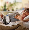 un homme dormant dans un lit d'hôpital