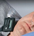 un homme allongé avec un appareil sur le bras