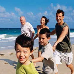 Photo d'une famille en promenade sur la page.. Retrouver de l'énergie et une vie de famille est l'un des bénéfices du traitement de l'apnée du sommeil