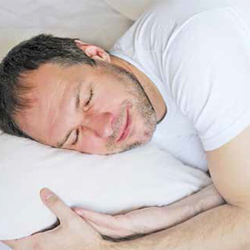 Photo d'un homme ayant bien dormi. Retrouver un sommeil réparateur est l'un des bénéfices du traitement de l'apnée du sommeil