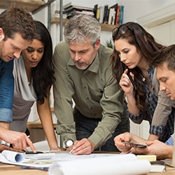 Une personne concentrée et productive au travail