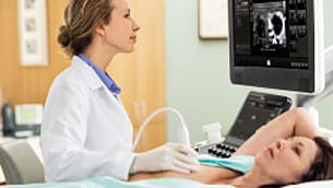 un médecin examinant un patient