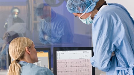 Des cliniciens surveillent l’électrocardiographe des patients