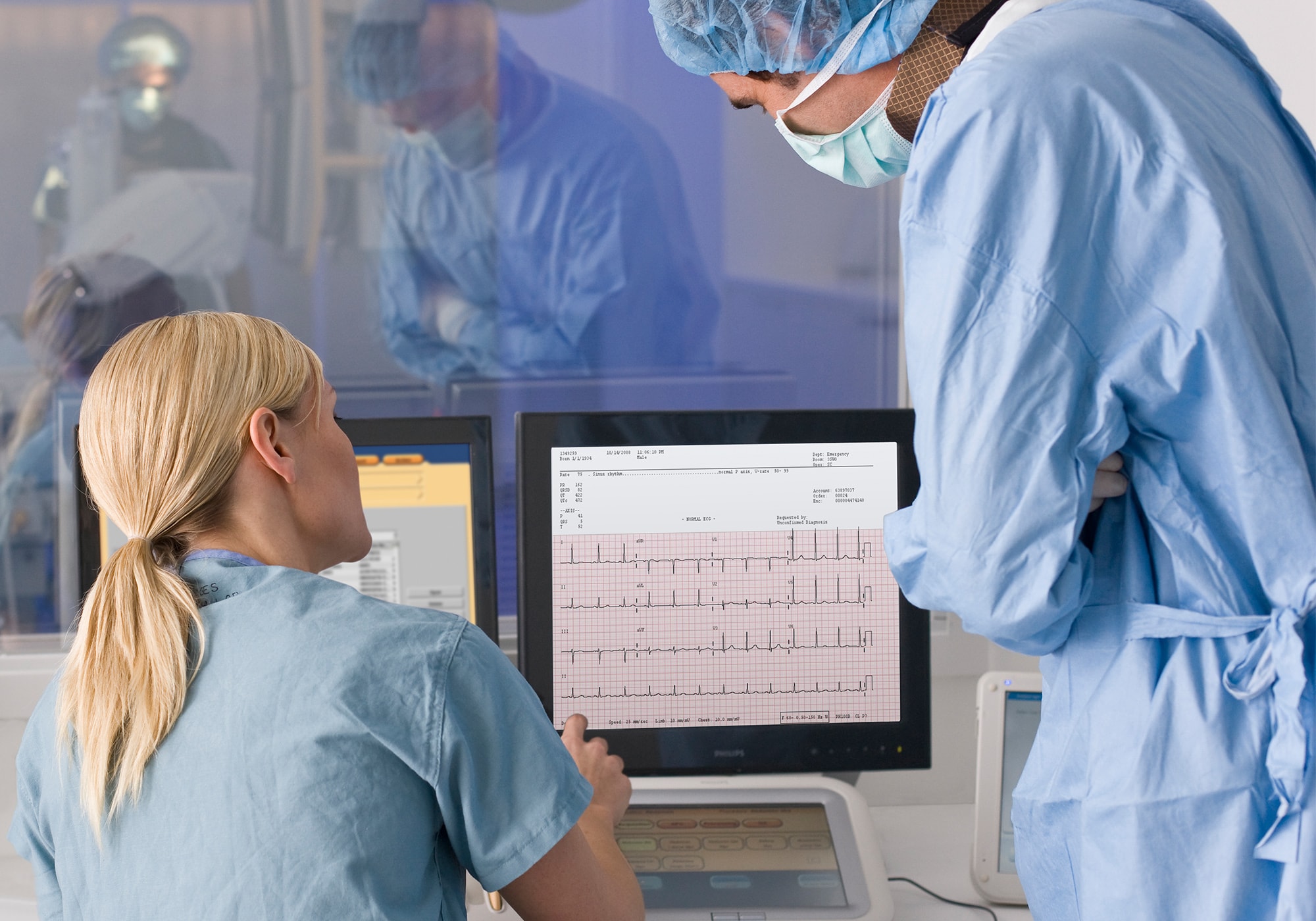 Des cliniciens surveillent l’électrocardiographe des patients