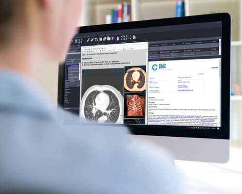 Femme radiologue examinant des images de perfusion IRM