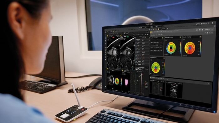 Les médecins examinent le rapport de diagnostic