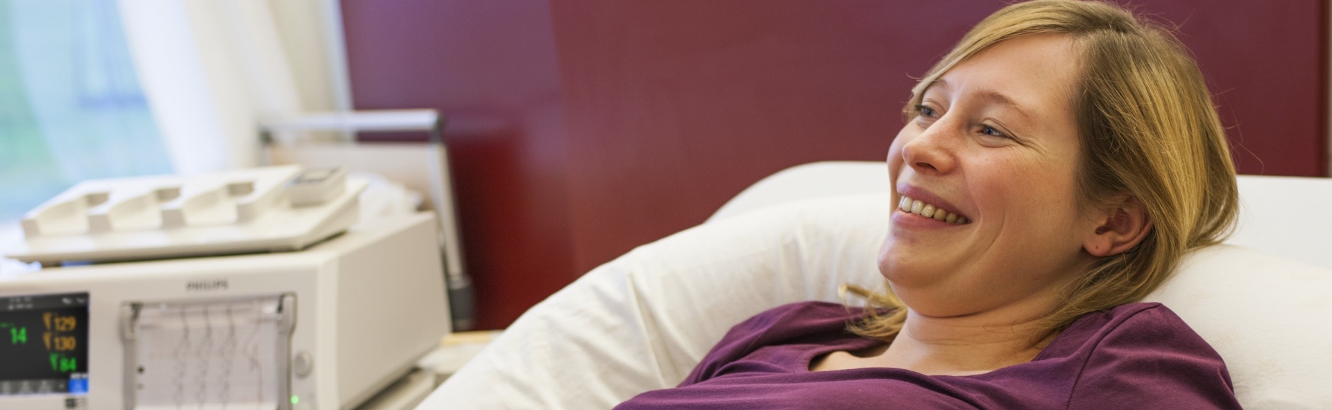 une femme allongée sur un lit