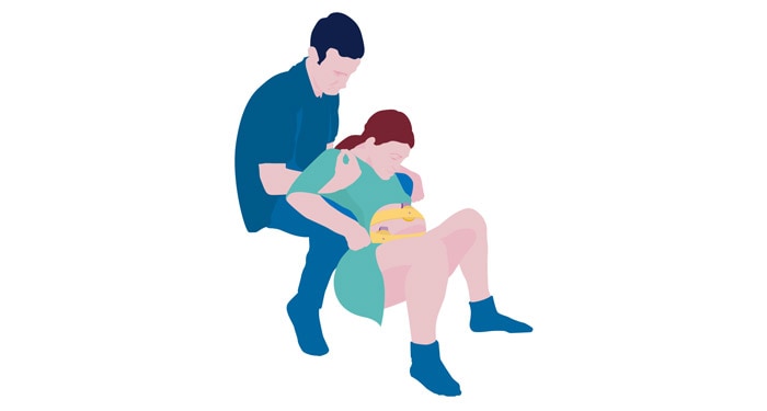 un homme aidant une femme à étirer son ventre