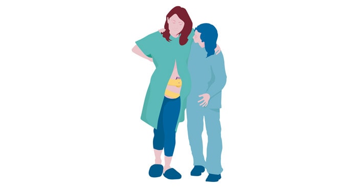 une femme debout à côté d'une femme