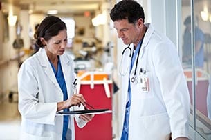 quelques médecins regardant une tablette