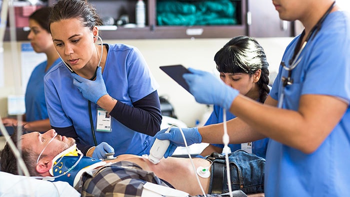 Le docteur donne le traitement