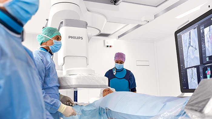 Cardiologues interventionnels effectuant une intervention chirurgicale