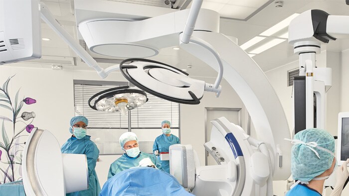 Neurochirurgien effectuant une intervention chirurgicale
