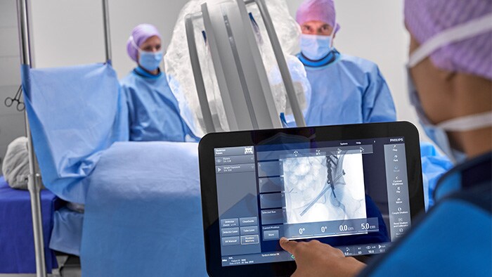 Chirurgien orthopédique utilisant un écran tactile pendant une intervention chirurgicale