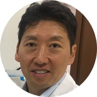 Le Dr. Hideki Koyasu, Neurochirurgien et Directeur de KOYASU, réalise des examens d’imagerie plus rapides avec Philips Compressed SENSE