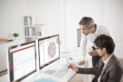 un groupe de personnes regardant des ordinateurs
