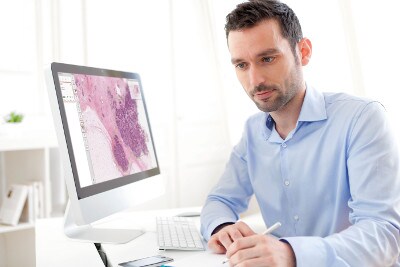 un homme assis devant un ordinateur