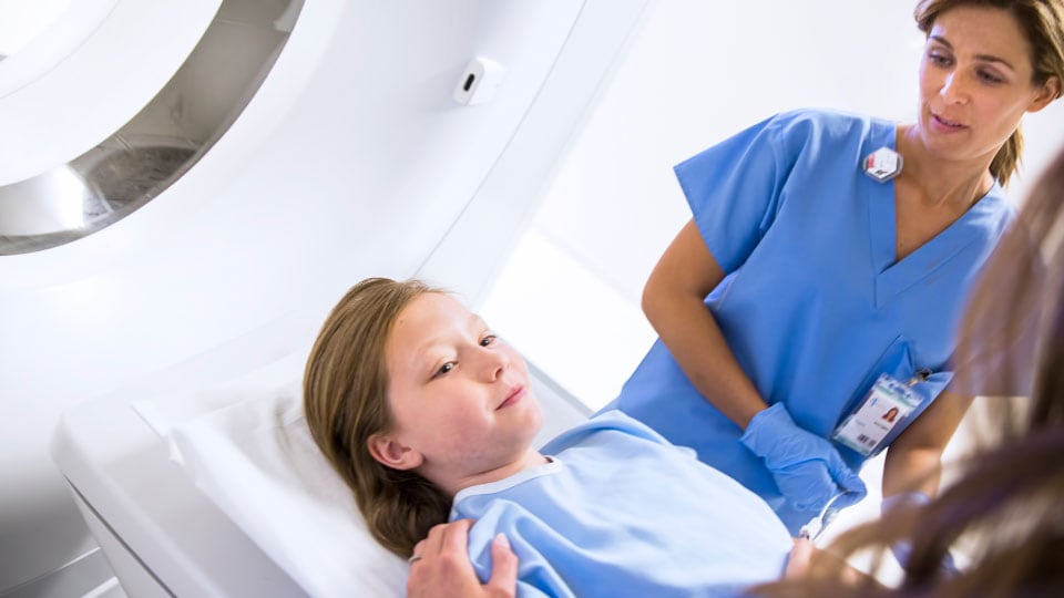 Photo d’un clinicien et d’un patient avec un système de scanner à détection spectrale