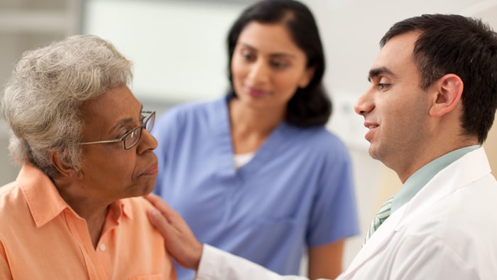 Un patient âgé rencontre le médecin