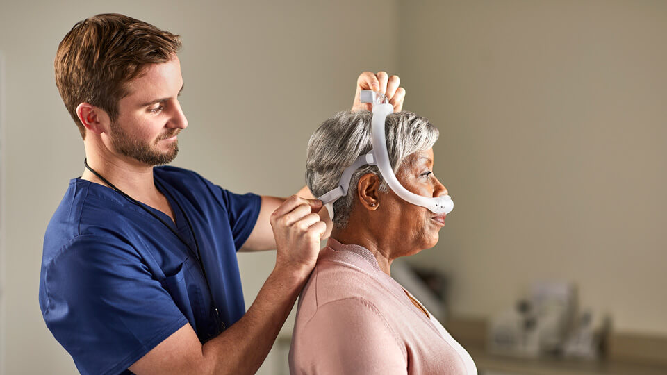 Médecin ajustant le masque d’un patient