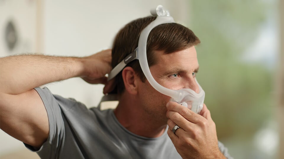 Patient portant un masque naso-buccal DreamWear