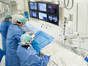 plusieurs chirurgiens travaillant dans une salle d'opération