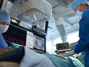 un personnel médical travaillant sur un patient