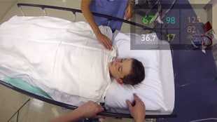 Vivez l’expérience Google Glass – un patient est en salle de réveil et ses paramètres vitaux sont affichés dans le coin supérieur droit.
