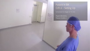 Vivez l’expérience Google Glass – un médecin marche dans un couloir et les paramètres vitaux d’un patient sont affichés dans le coin supérieur droit.