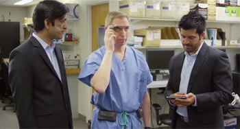 Un médecin active les Google Glass lors d’un entretien avec deux développeurs