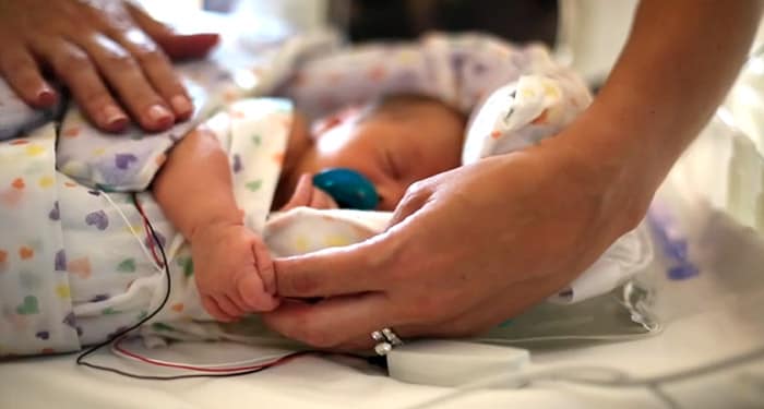 un bébé dans une couverture