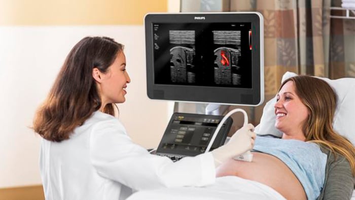 Examen échographique du fœtus d'une femme enceinte. Appareil d'échographie.  Scanner à ultrasons Photo Stock - Alamy