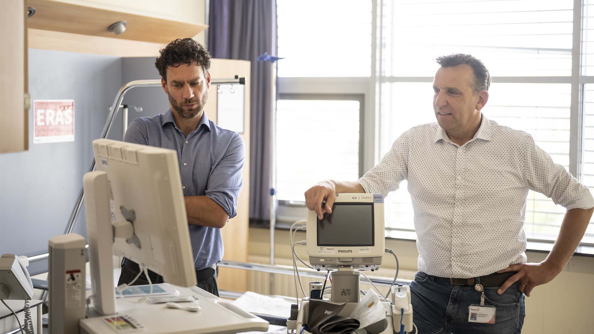 Martijn Franken, klinisch fysicus (L) en Marcel Swijnenburg, Zorgmanager bij Bravis ziekenhuis. Foto: Frank van Beek