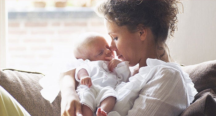 une femme tenant un bébé